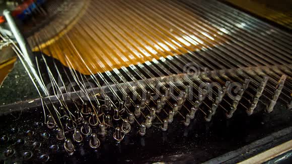 旧钢琴弦的拆卸过程时间视频的预览图
