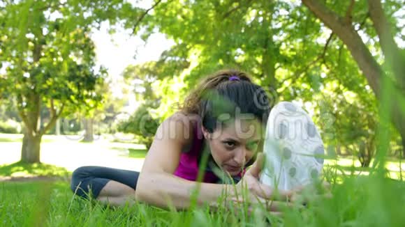 女人在公园慢跑前伸伸腿视频的预览图