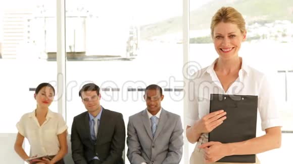 女商人在求职者面前对着镜头竖起大拇指视频的预览图