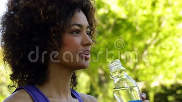 微笑适合黑发女人喝一杯水视频的预览图