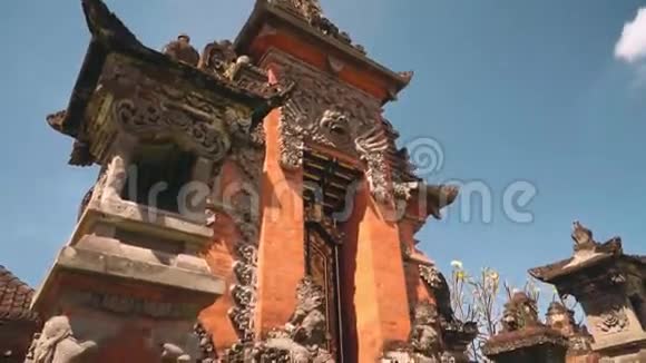 美丽的橙色巴厘岛寺庙戏剧性的倾斜视频的预览图