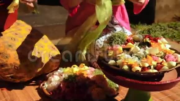 准备巴厘岛的祭品加南沙里把它放进花瓶里视频的预览图