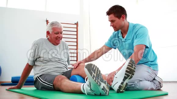 物理治疗师协助病人进行膝关节活动视频的预览图