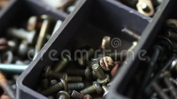 磁铁在箱体内吸引各种五金紧固件螺母螺栓螺钉的铁螺栓视频的预览图