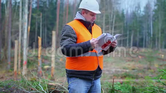 森林工程师阅读森林文件视频的预览图