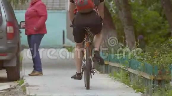 骑着自行车的人在后面观看慢动作视频视频的预览图