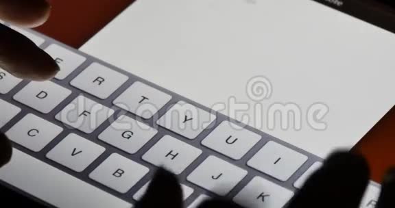 手指操作触摸屏上的触摸打字电子邮件虚拟键盘视频的预览图