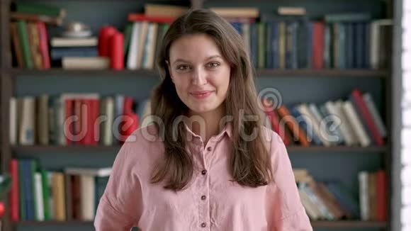 女青年微笑书架图书馆大学视频的预览图