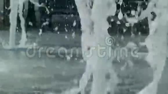 喷泉中水流的特写慢动作视频视频的预览图