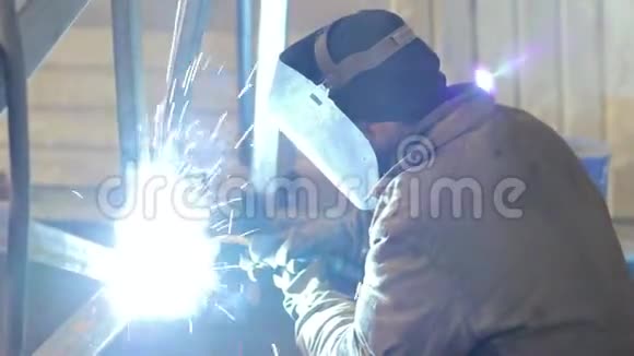 工业工人焊接金属框架视频的预览图