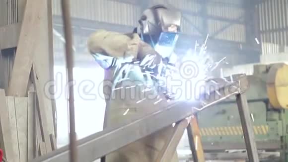 工业工人焊接金属框架视频的预览图