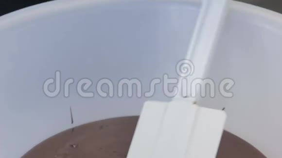 巧克力在塑料碗里融化视频的预览图
