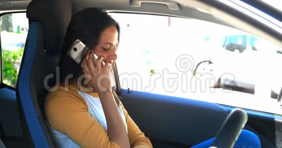4k车里的女人在讲手机视频的预览图