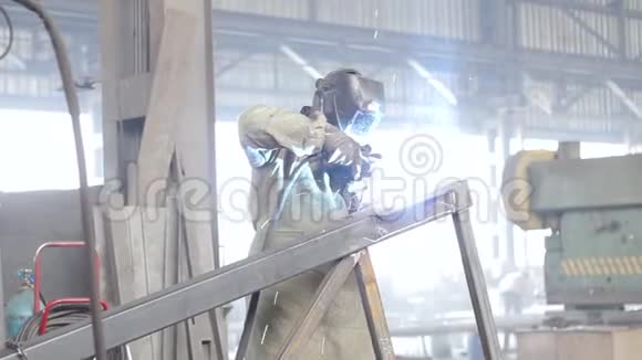 工人在工厂焊接金属结构视频的预览图
