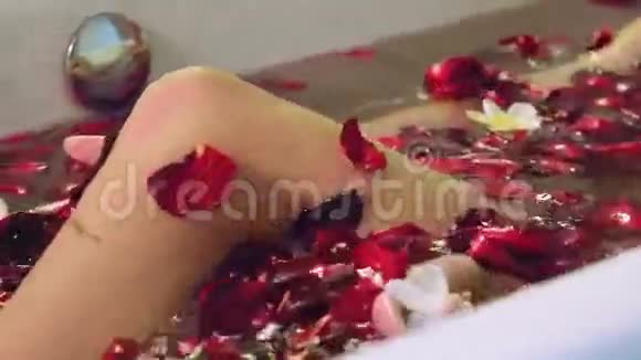 在浴缸里用玫瑰花瓣轻洗腿视频的预览图
