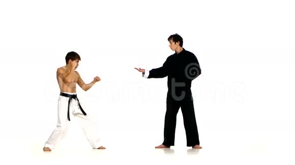 一个白色的跆拳道和武术男视频的预览图