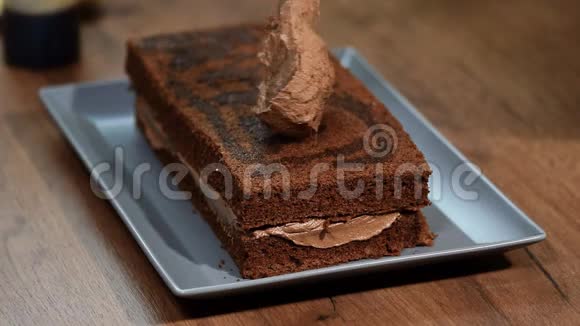 烹饪蛋糕巧克力海绵蛋糕加奶油一袋糕点视频的预览图