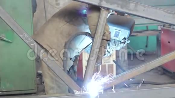 工人在工厂焊接金属结构视频的预览图