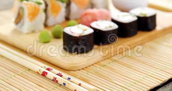 托盘上的各种寿司加酱视频的预览图