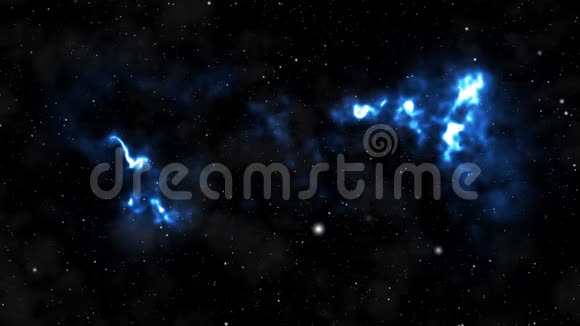 星星在太空中的云层和气体的背景下飞过观众视频的预览图