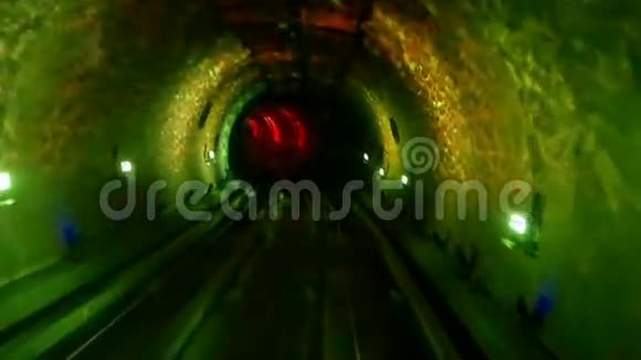 摘要铁路隧道中的光速运动视频的预览图