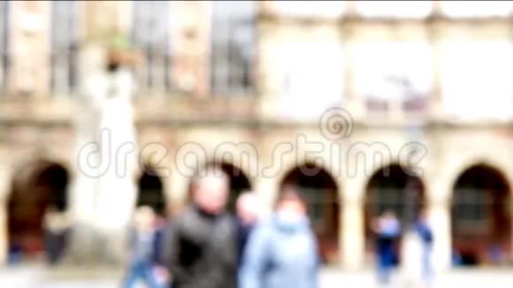 在德国不来梅主大厅的市场广场上无法辨认的人在散步视频的预览图