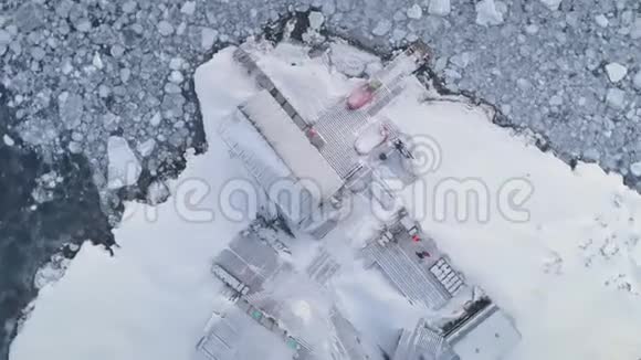 飞越南极洲弗纳德斯基基地上空视频的预览图