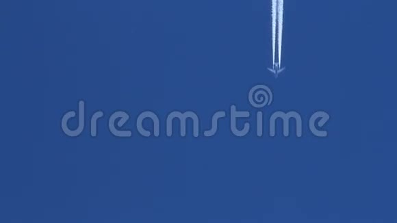 飞机逆着蓝天飞行视频的预览图