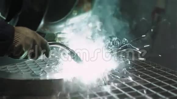 工厂工业汽车零件现代车间铁水焊接视频的预览图
