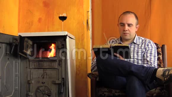 人读书在古火炉旁啜酒视频的预览图