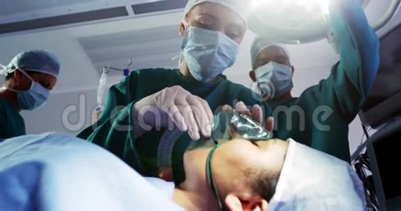 外科医生给手术室病人戴上氧气罩视频的预览图