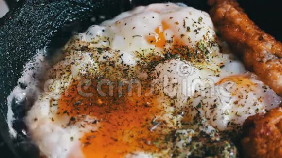 锅中煎鸡蛋用香料炸鸡块视频的预览图