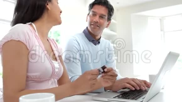 印度夫妇在家进行网上购买视频的预览图