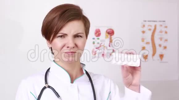 吃药医生或护士出示药物视频的预览图