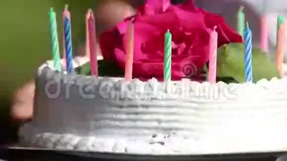 用蜡烛和花朵手工翻蛋糕视频的预览图
