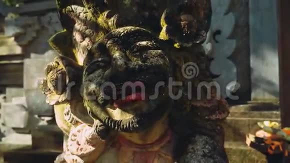 巴厘岛美女雕像摄影圈视频的预览图