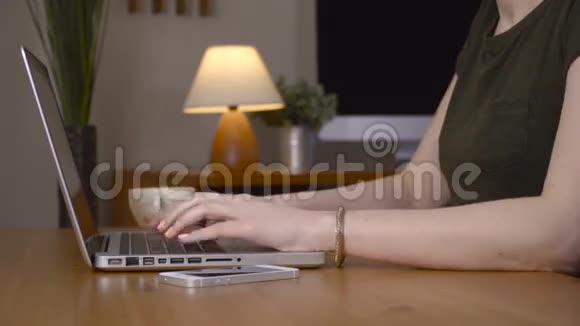 特写一只女手忙着在笔记本电脑上打字视频的预览图