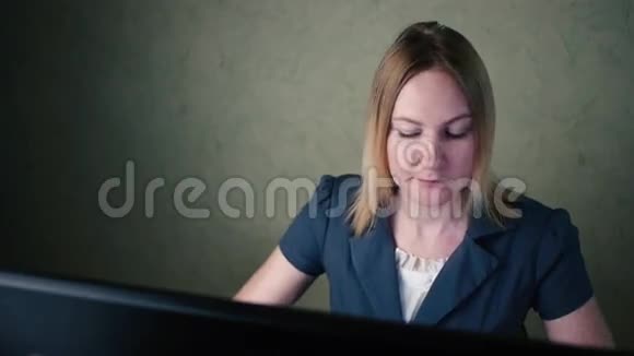 戴眼镜的女人在电脑后面工作视频的预览图
