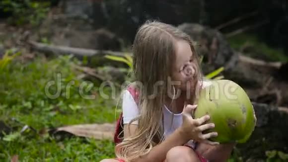 小女孩在玩椰子视频的预览图