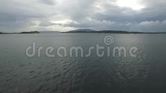 以苏格兰尤拉岛为背景在克拉布哈文的海上飞行视频的预览图