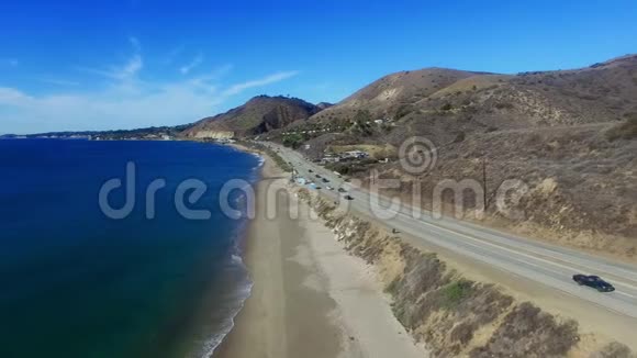 无人驾驶飞机在太平洋海岸附近的高速公路交通视频的预览图