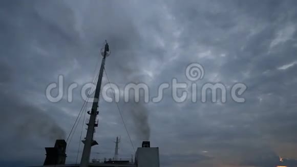 游轮烟囱污染烟雾视频的预览图
