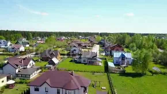 从空中俯瞰乡村无人驾驶飞机从拉脱维亚农场俯视视频的预览图