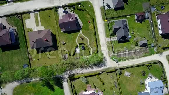 从空中俯瞰乡村无人驾驶飞机从拉脱维亚农场俯视视频的预览图