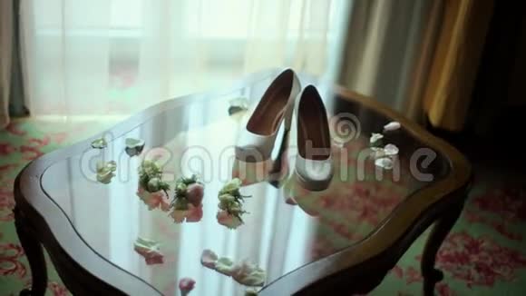 玻璃桌上的婚纱照全景拍摄视频的预览图
