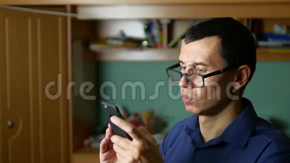 戴眼镜的男子在手机智能手机社交媒体上打字视频的预览图
