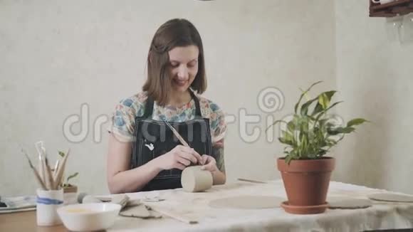 陶制陶瓷的创作过程视频的预览图
