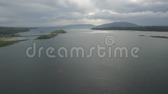 以苏格兰尤拉岛为背景在克拉布哈文的海上飞行视频的预览图