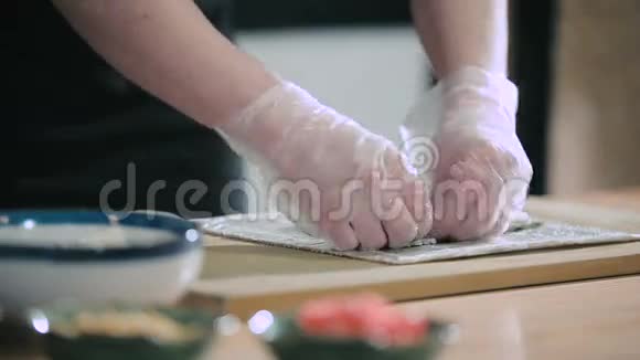 寿司主厨准备寿司卷饭视频的预览图