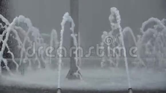 基辅的特写喷泉清新的春天流动的水视频的预览图